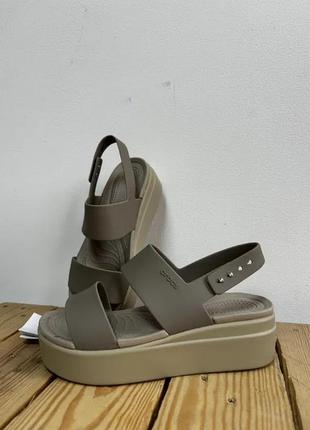 Крокс босоножки брюклин беж платформа crocs brooklyn low wedge khaki/bone