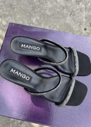 Сияющие шлепанцы mango на каблуках рюмочка