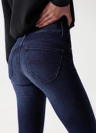 Джинсы скинни с push in эффектом salsa jeans