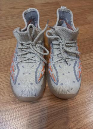 Кеди, макасини, ізіки