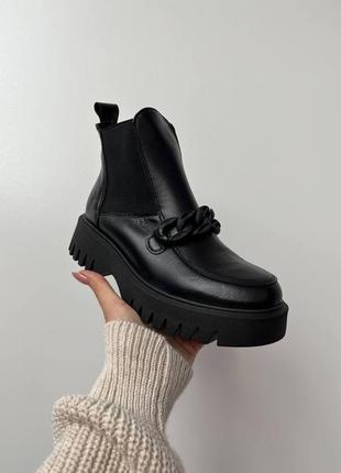 Стильные черные челси