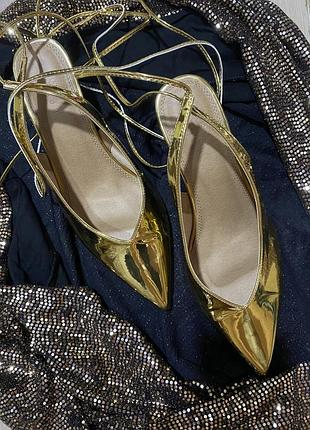 Туфлі золоті босоніжки слінгбеки з завязками гламурні босоніжки asos