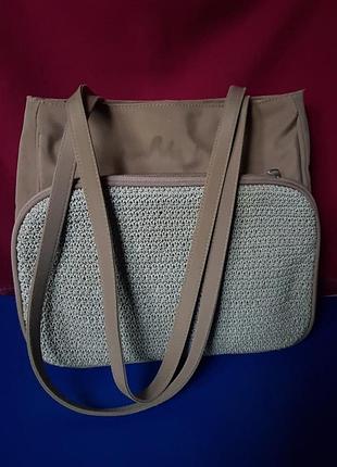 Сумка имеет 11 отделений-карман