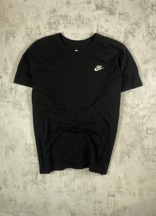 Черная футболка nike tee с белым вышитым лого – классика стиля
