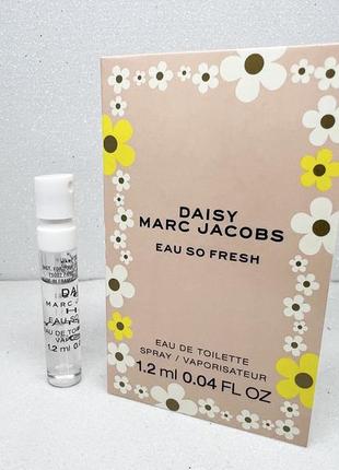Fioletowy szczyt bez rękawów z ciemnym purpurowym logo wzorem z Marc Jacobs The туалетна вода