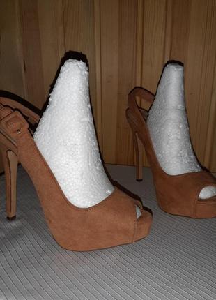 Коралловые босоножки на каблуке