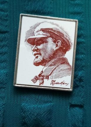 Значок с портретом вождя в кепке .прошлый век