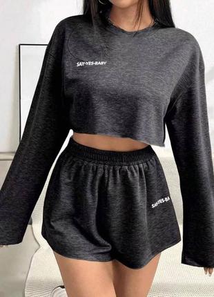 Удобный костюмчик из кофты и шортиков. свободного фасона