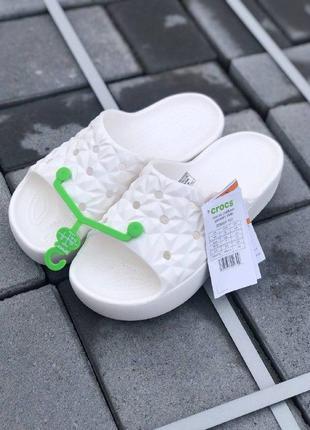Шлепанцы крокс женские crocs slade geometric white белые женские крокс  крокбенд