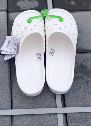 Шлепанцы крокс женские crocs slade geometric white белые женские крокс  крокбенд2 фото