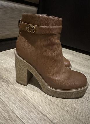 Ботиночки фирмы guess