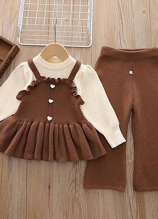 Красивый вязаный костюм для девочки