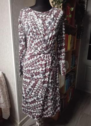 Нарядное платье с драпировкой на барышне с пышными формами