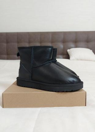 Женские чёрные угги ugg classic mini black leather4 фото