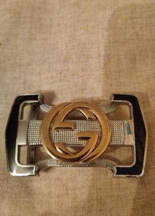 Пряжка для ремня из металла.