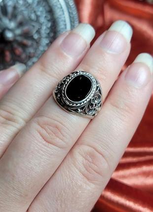 Перстень срібний з оніксом чорний овальний ажурний