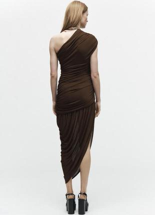 Коричневое асимметричное платье с драпировкой zara