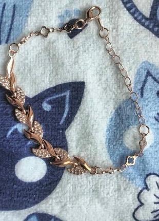 Браслет з плетеним рослиним мотивом