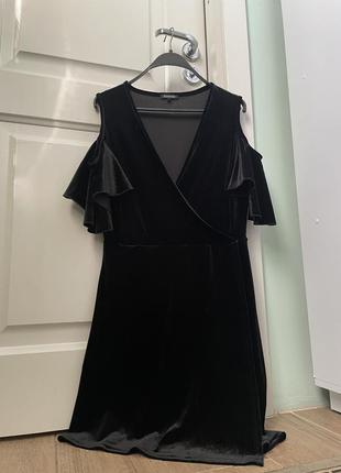 Вечернее платье из бархата с запахом и вырезом на плечах boohoo