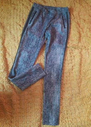 Бомбезные,с карманами и лампасами