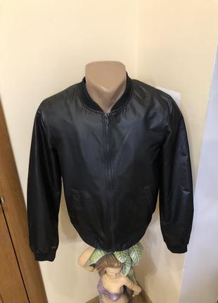 Легка курточка бомбер в чорному кольорі.