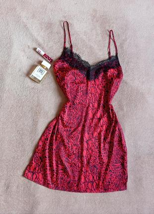 Красивый легкий сатиновый пеньюар ночная рубашка с кружевом на тонких бретельках