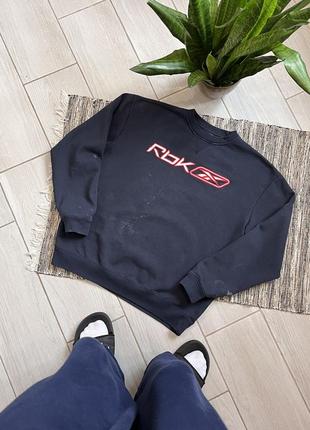 Синій вінтажний світшот reebok з вишитим логотипом на грудях