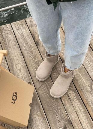 Женские бежевые угги ugg mini mokko glassiness9 фото