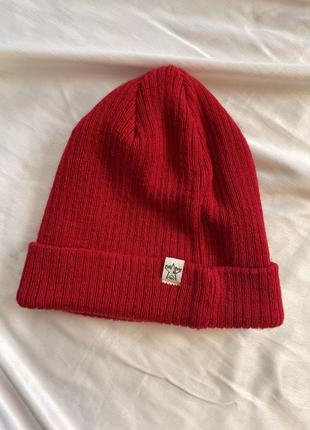 Красная шапка-бини