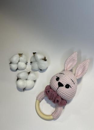 Іграшка ручної роботи , брязкальце вʼязане гачком «зайчик» , подарунок на виписку, під замовлення та і наявності