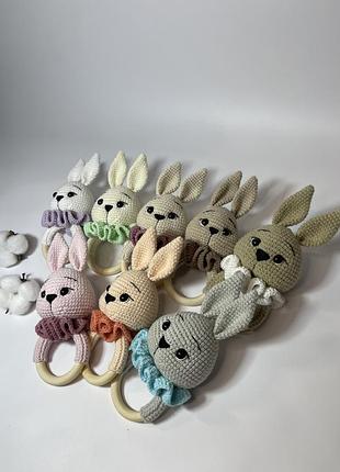 Іграшка ручної роботи , брязкальце вʼязане гачком «зайчик» , подарунок на виписку, під замовлення та і наявності