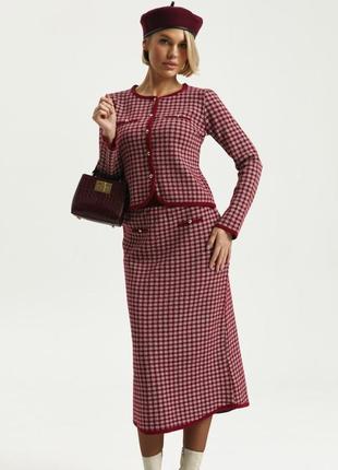 Костюм из вязаного трикотажа в стиле chanel. кофта с круглой горловиной и юбка-миди