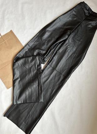 Прямые брюки из эко кожи от h&m.