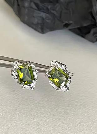 Оливково-зеленые, квадратные серьги-гвоздики