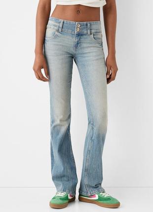 Джинсы клеш bershka