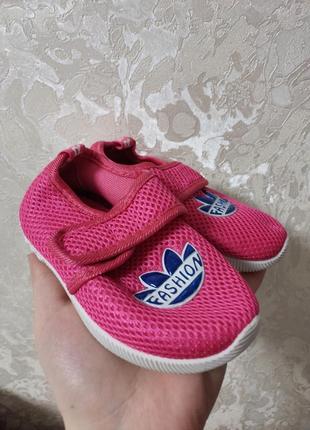 Тапочки для девочки.
не просвечиваются. легкие.
21- 13.5 см
22- 13.8 см
23- 14.5 см
24- 14.8 см
25- 15.3 см
26- 15.8 см