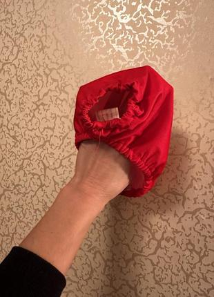 Шапочка для спорта с отверстием для хвоста.