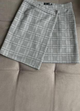 Короткая серая юбка на запах в клетку