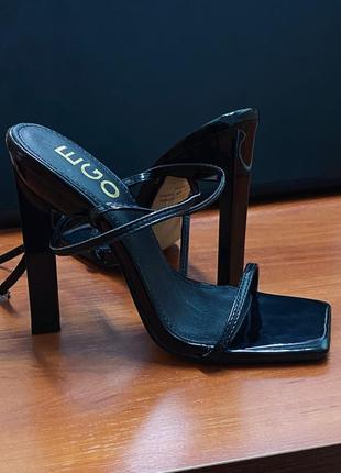 Черные босоножки