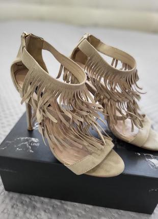 Босоножки на шпильках