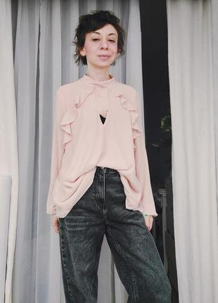 Трендовая блуза пудрового кольра с воланами