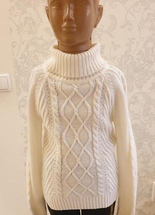 Свитер белый с высокой горловиной