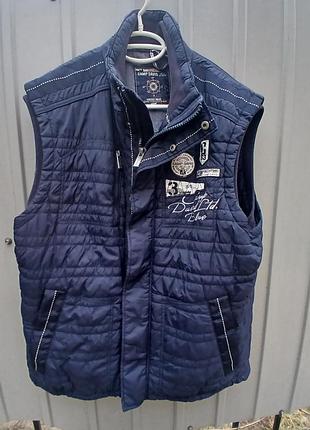 Мужская куртка безрукавка camp david.