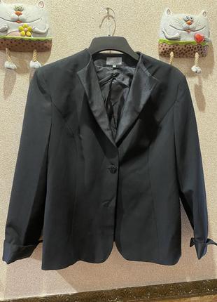 Піджак з атласними лацканами