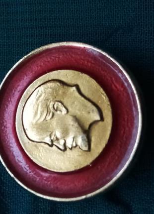 Значок с портретом вождя  .прошлый век