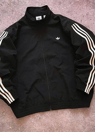 Чоловіча вітровка в чорному кольорі adidas