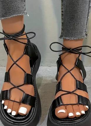 Босоножки на завязках на платформе