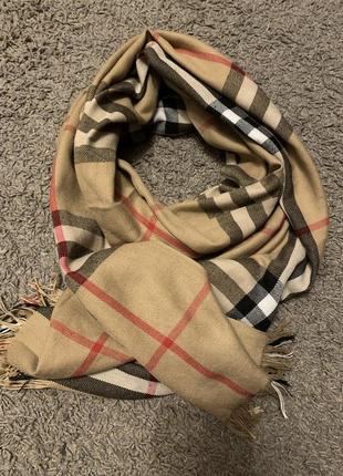 Широкий шарф burberry.
