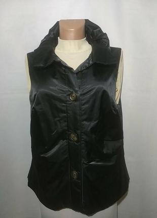 Жилетка черная, атласная, утепленная, демисезонная, интересующая драпировка размер l xl недорого