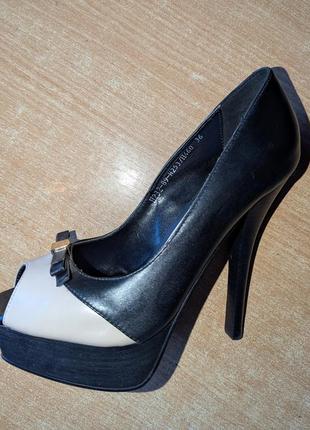 Туфлі шкіряні на платформі. 
нові. розпродаж остання пара.